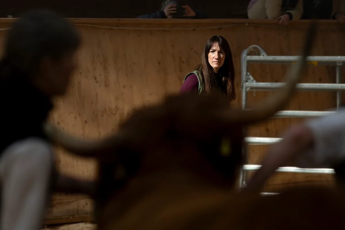 Man sieht im Hintergrund eine Frau mit kritischem Blick.